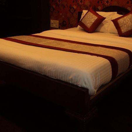 Benazeer Hotel ムンバイ エクステリア 写真