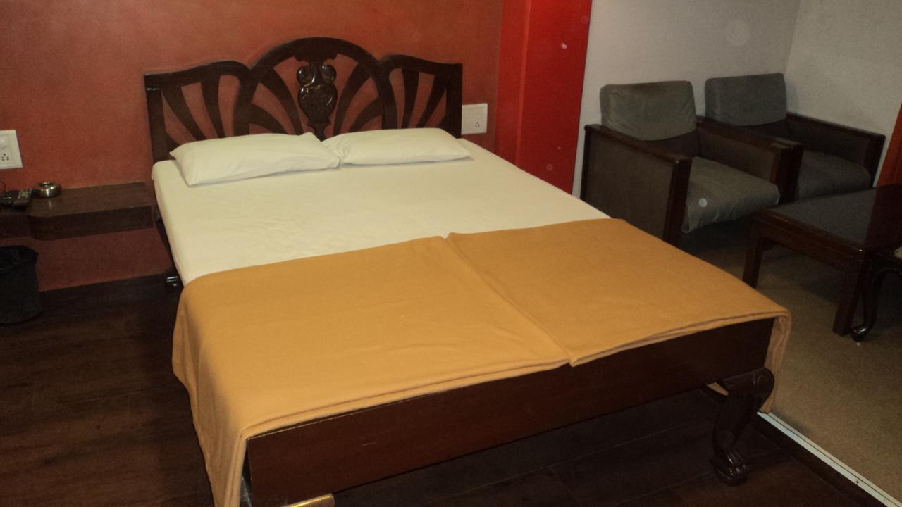 Benazeer Hotel ムンバイ エクステリア 写真