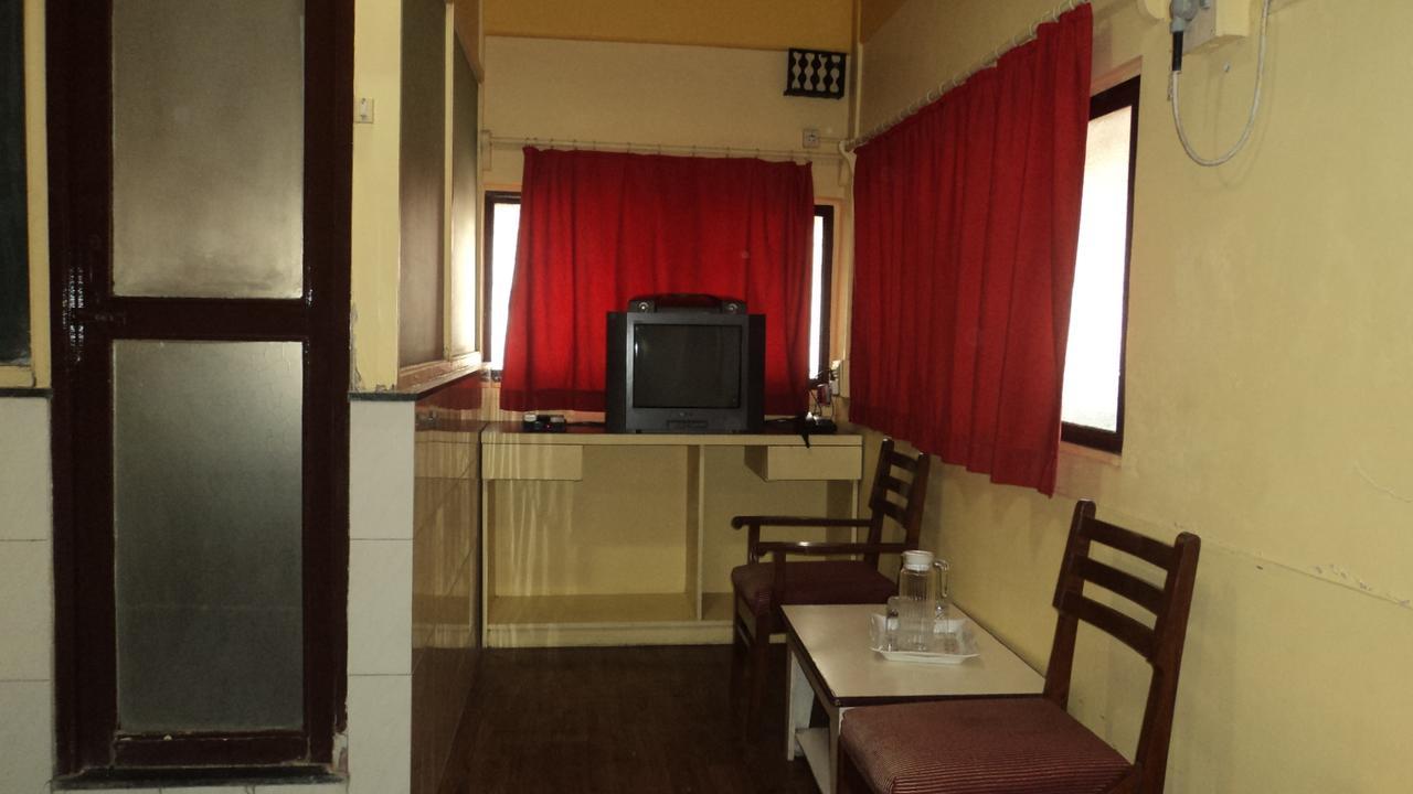Benazeer Hotel ムンバイ エクステリア 写真