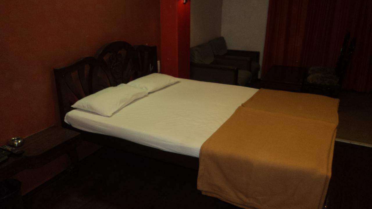 Benazeer Hotel ムンバイ エクステリア 写真