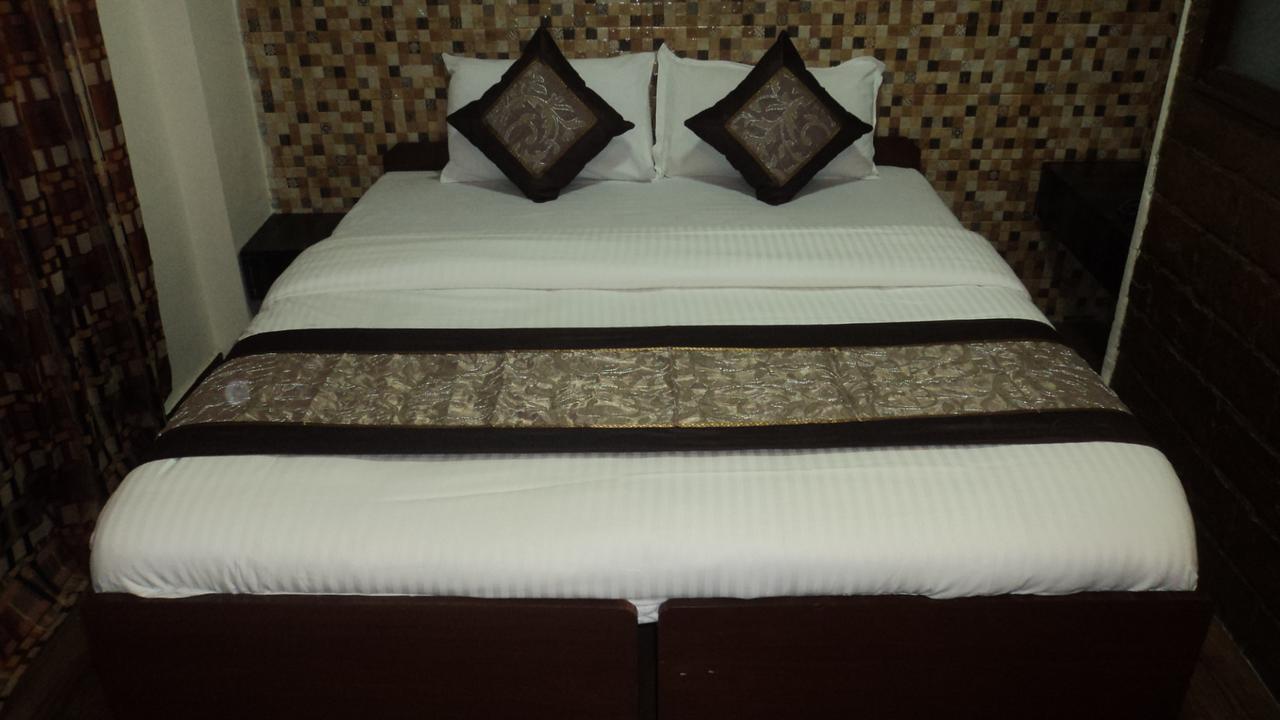 Benazeer Hotel ムンバイ エクステリア 写真