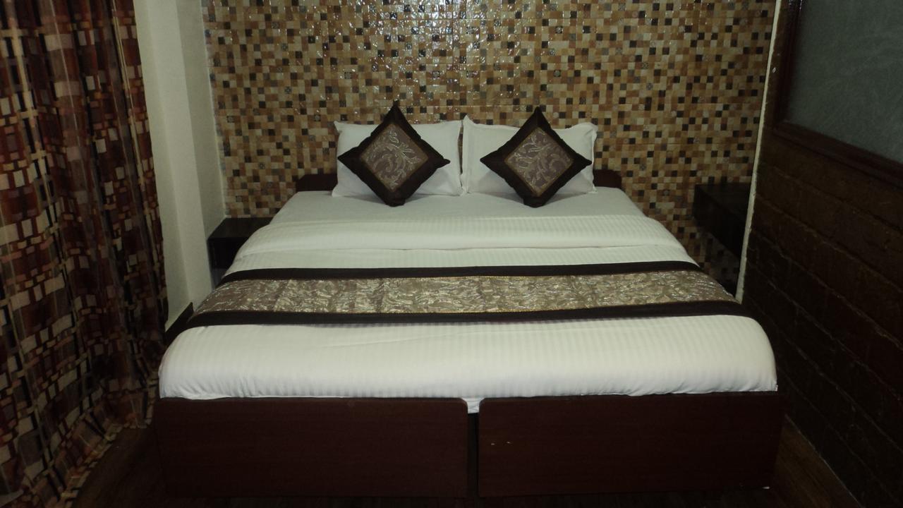 Benazeer Hotel ムンバイ エクステリア 写真