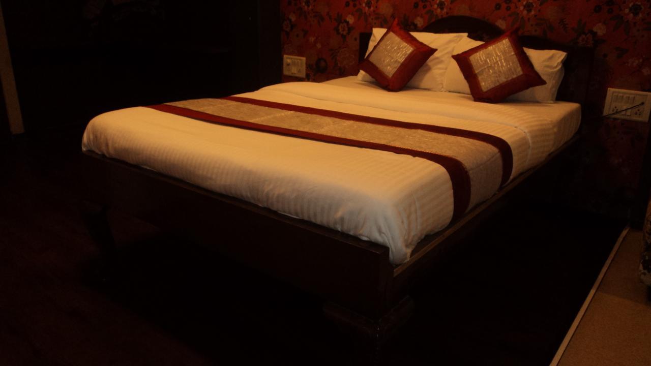 Benazeer Hotel ムンバイ エクステリア 写真