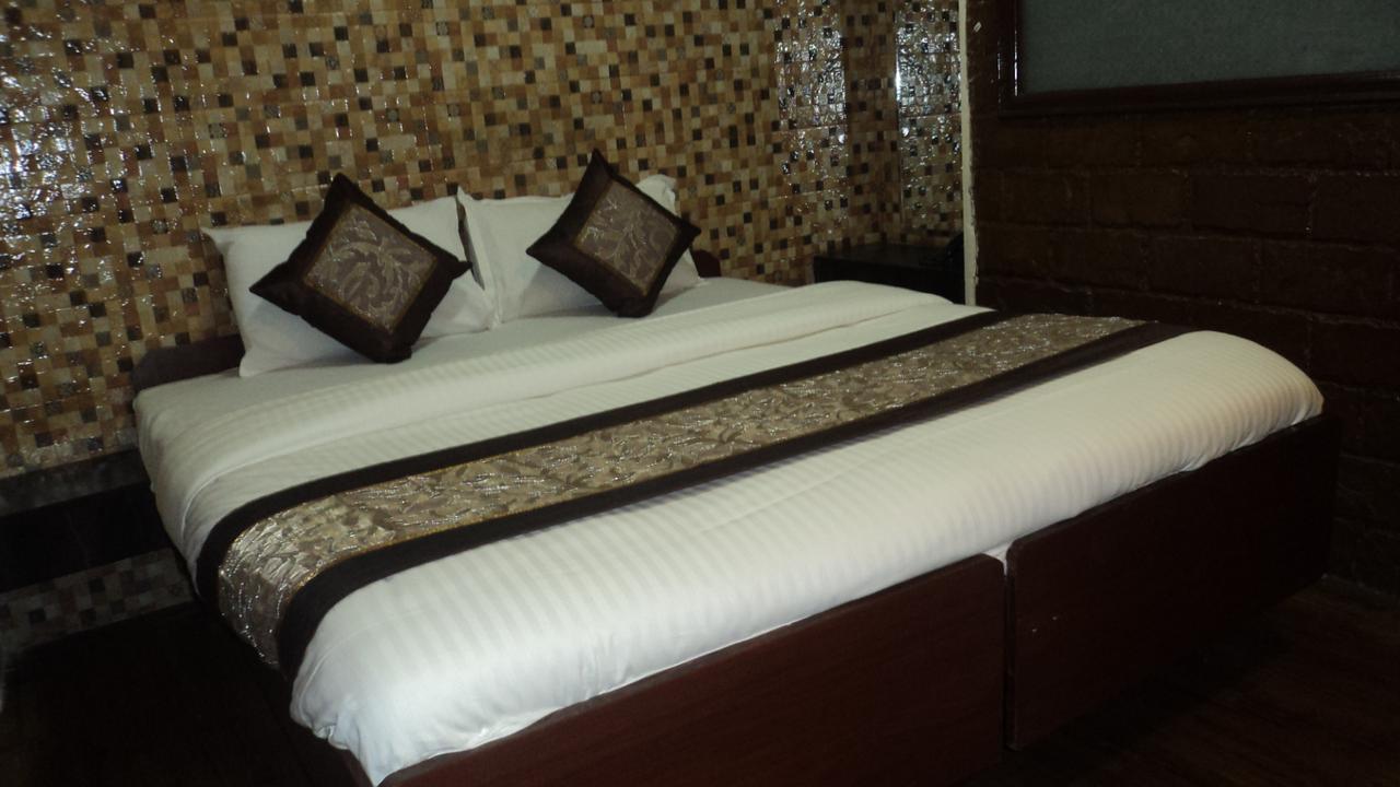 Benazeer Hotel ムンバイ エクステリア 写真