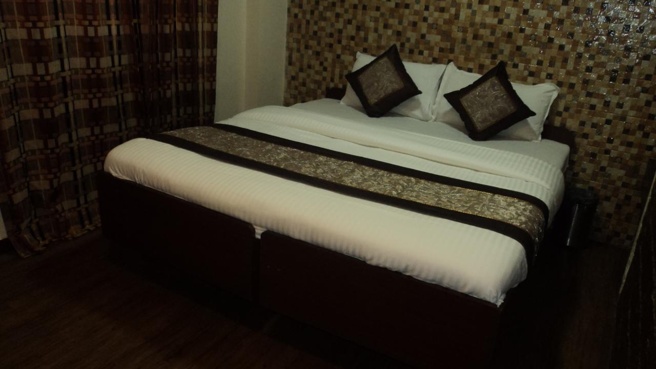 Benazeer Hotel ムンバイ エクステリア 写真