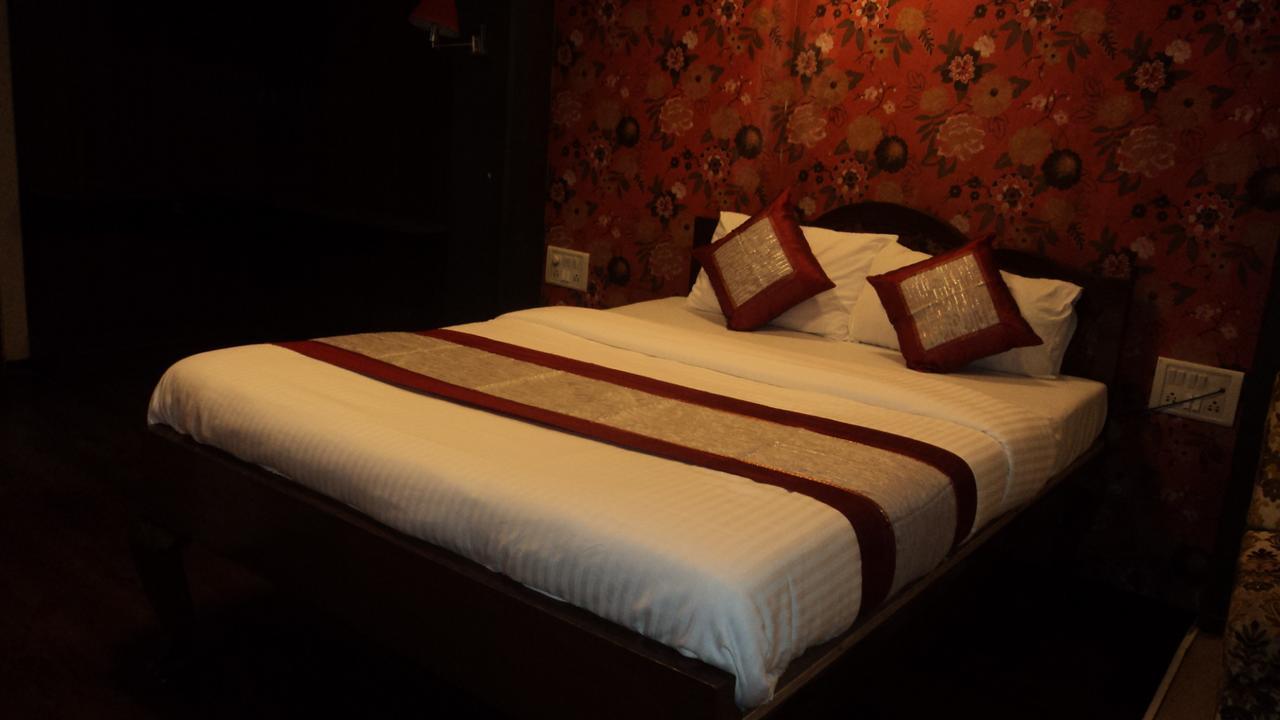 Benazeer Hotel ムンバイ エクステリア 写真