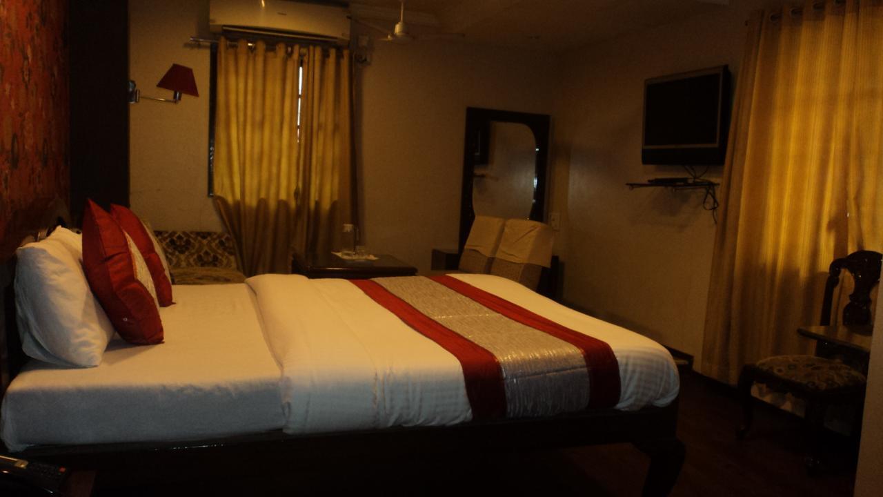 Benazeer Hotel ムンバイ エクステリア 写真