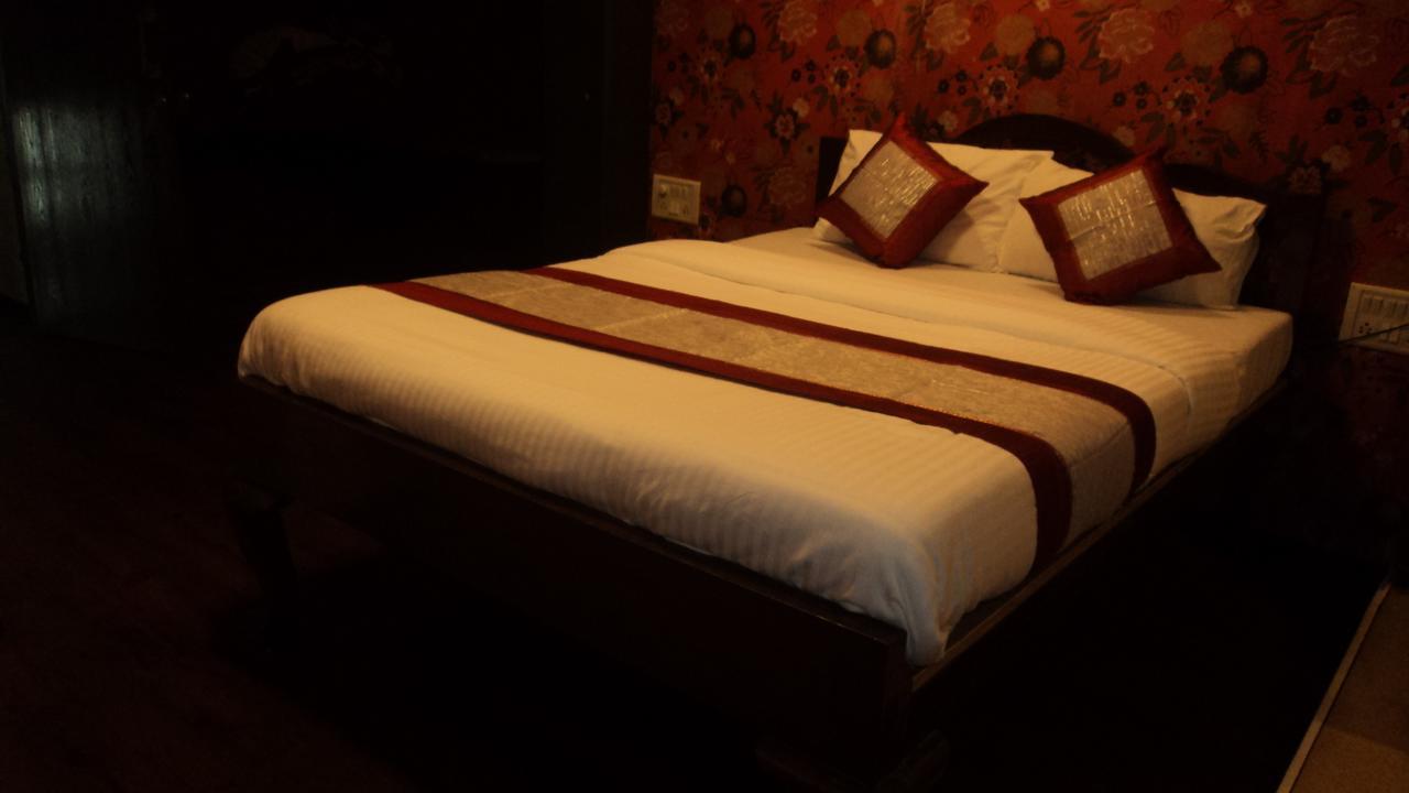 Benazeer Hotel ムンバイ エクステリア 写真