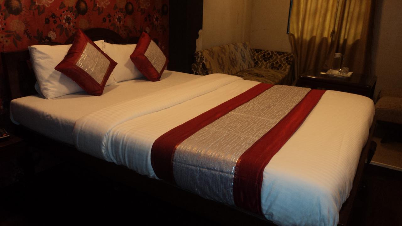 Benazeer Hotel ムンバイ エクステリア 写真