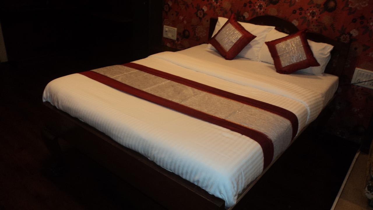 Benazeer Hotel ムンバイ エクステリア 写真