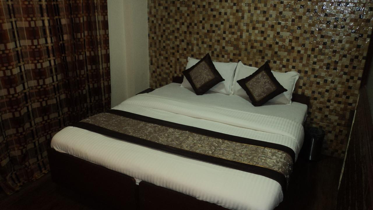 Benazeer Hotel ムンバイ エクステリア 写真