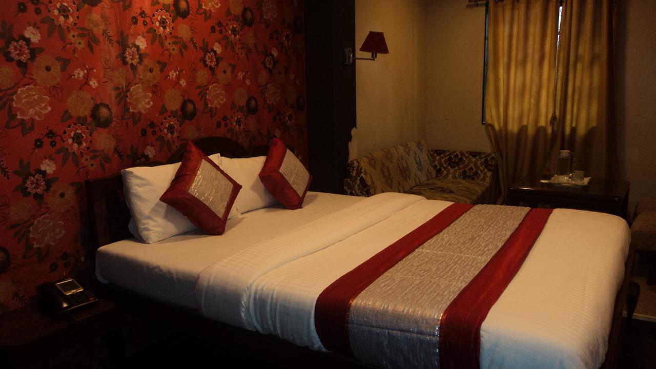 Benazeer Hotel ムンバイ エクステリア 写真