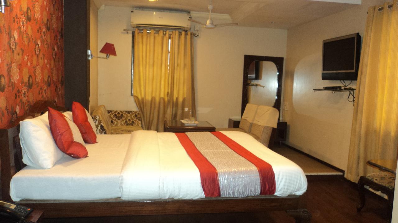 Benazeer Hotel ムンバイ エクステリア 写真
