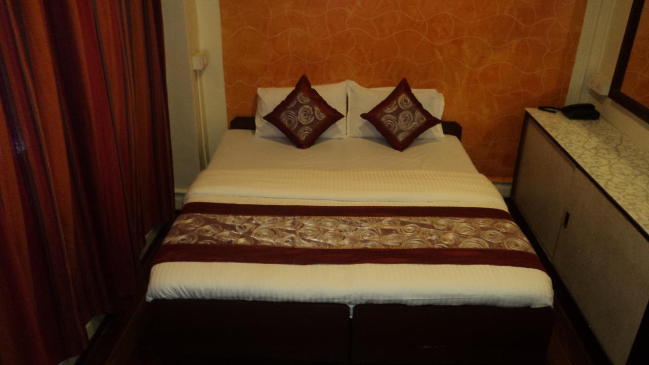 Benazeer Hotel ムンバイ エクステリア 写真