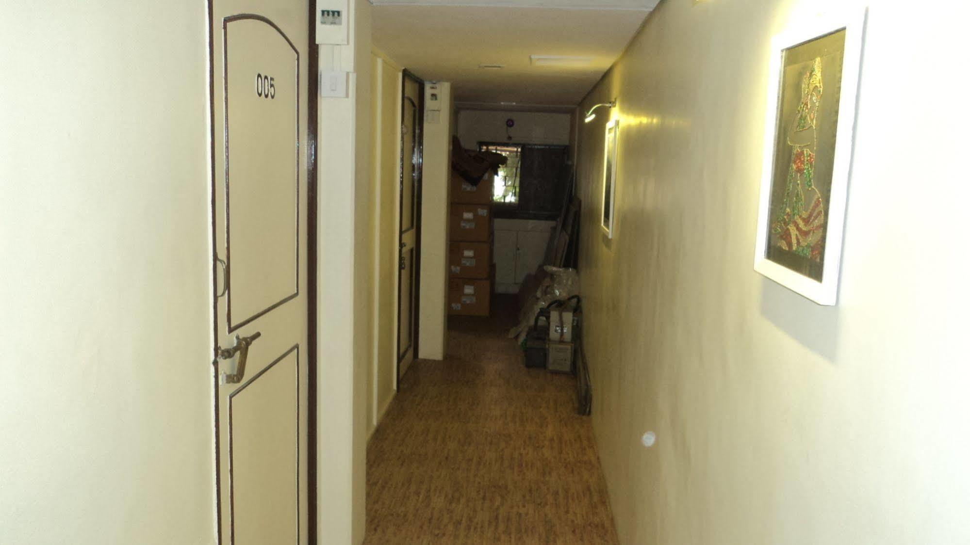 Benazeer Hotel ムンバイ エクステリア 写真
