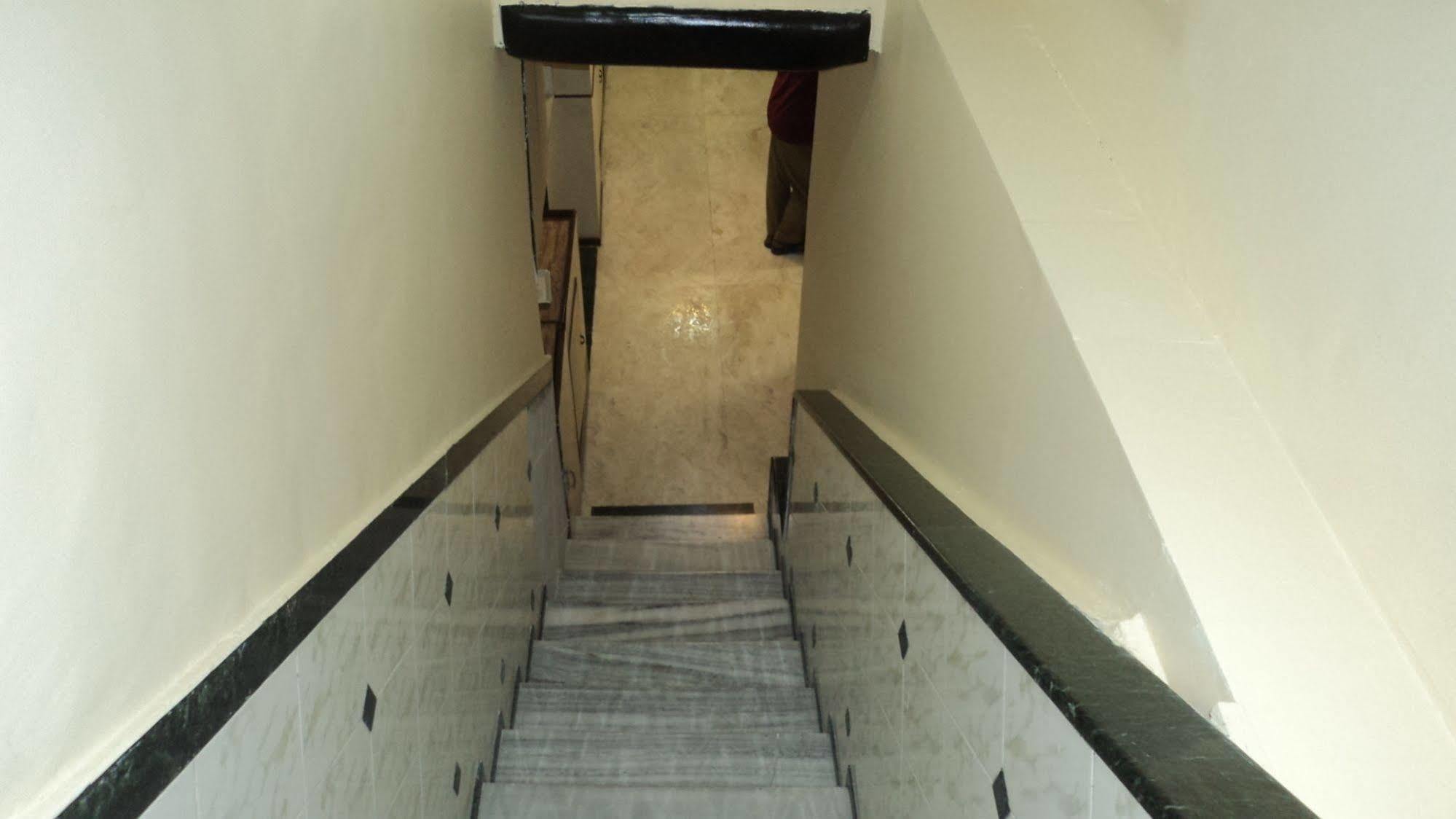 Benazeer Hotel ムンバイ エクステリア 写真